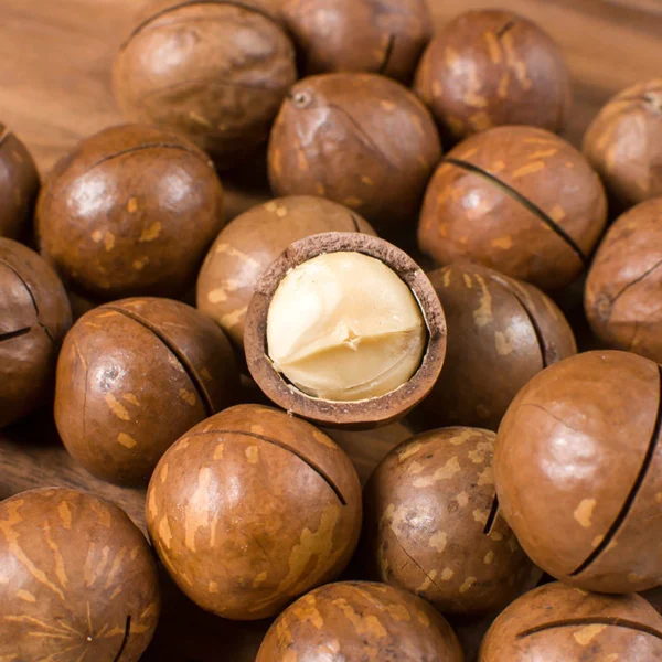 Milk-Flavoured Macadamia Nuts in Shell with Opening Key – 500g