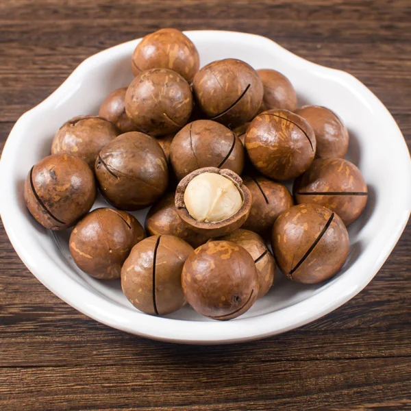Milk-Flavoured Macadamia Nuts in Shell with Opening Key – 500g